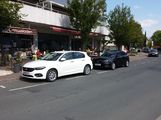 Tipo-Fahrer sind Genussmenschen .... und parken daher genüsslich vor dem Genussladen :-)