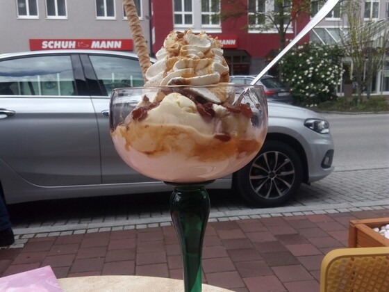 Tipo zu Besuch in einer Eisdiele