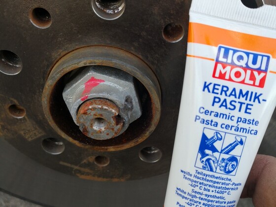 Keramikpaste. Bei modernen Autos mit ABS/ESP keine Kuperpaste mehr verwenden!
