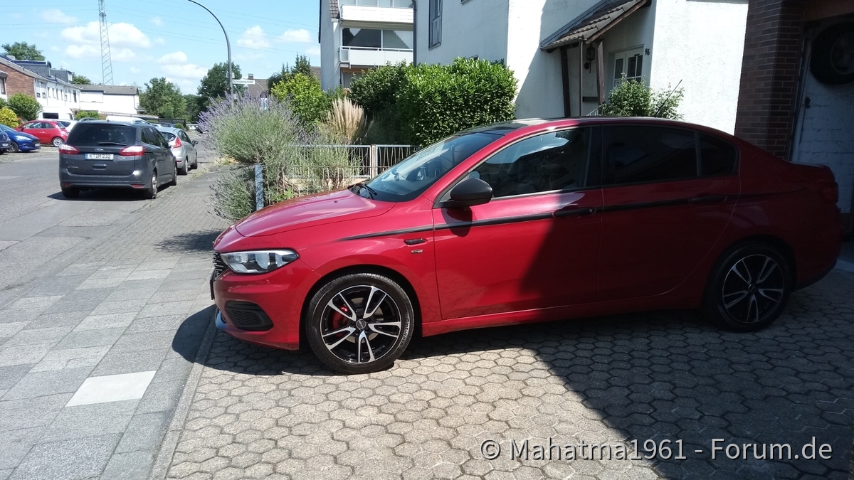 Rote, glänzende Limousine