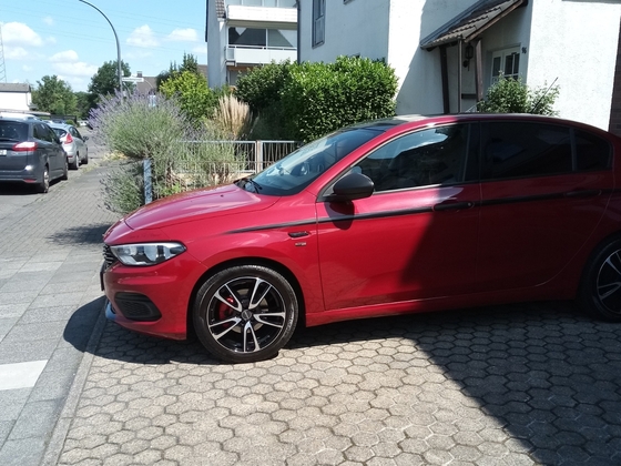 Rote, glänzende Limousine