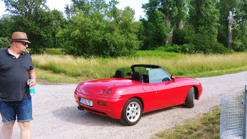 Frau mit Boot am Rhein