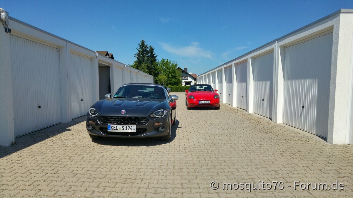 Zwei Fiat Roadster Generationen