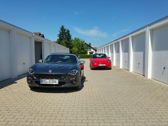Zwei Fiat Roadster Generationen