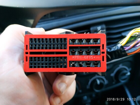 UConnect 5 Stecker