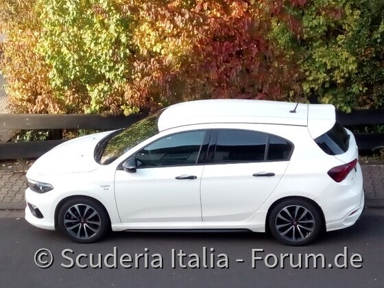 Schönes Auto vor schöner Herbstkulisse