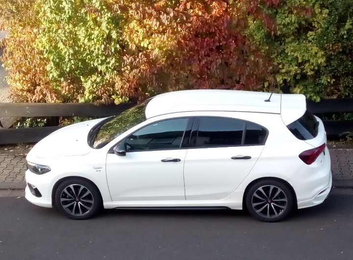 Schönes Auto vor schöner Herbstkulisse