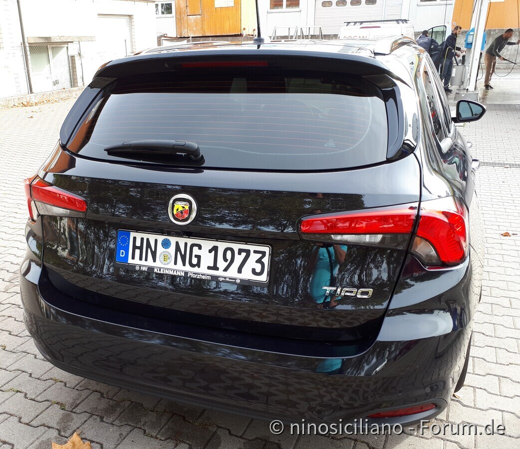 Mit Abarth Logo hinten