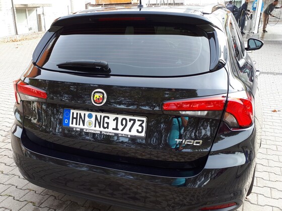 Mit Abarth Logo hinten