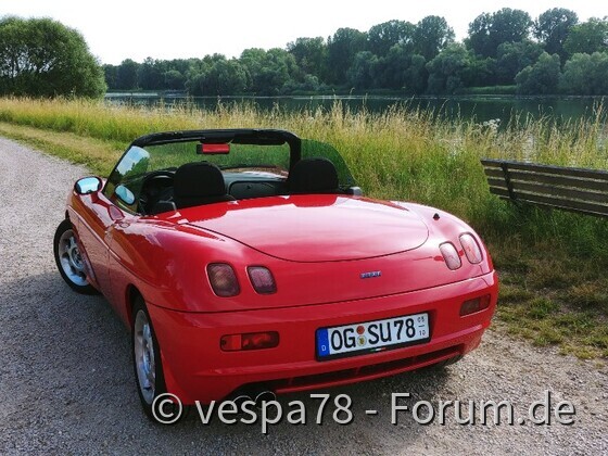 Frau mit Boot am Rhein