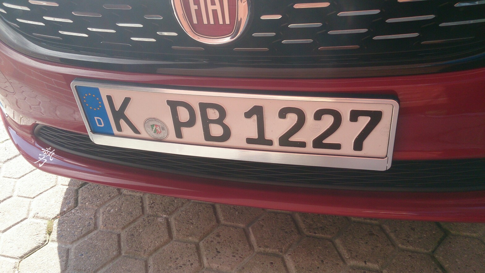 Silbern umrahmte Kennzeichen