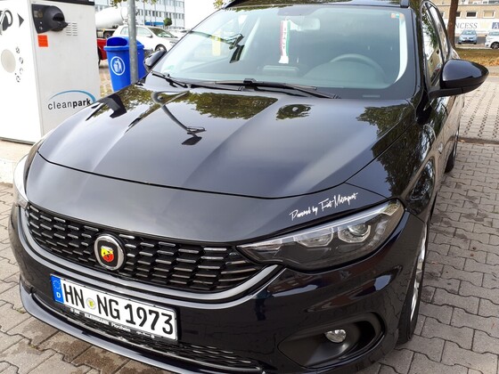 Mit Abarth Logo vorne