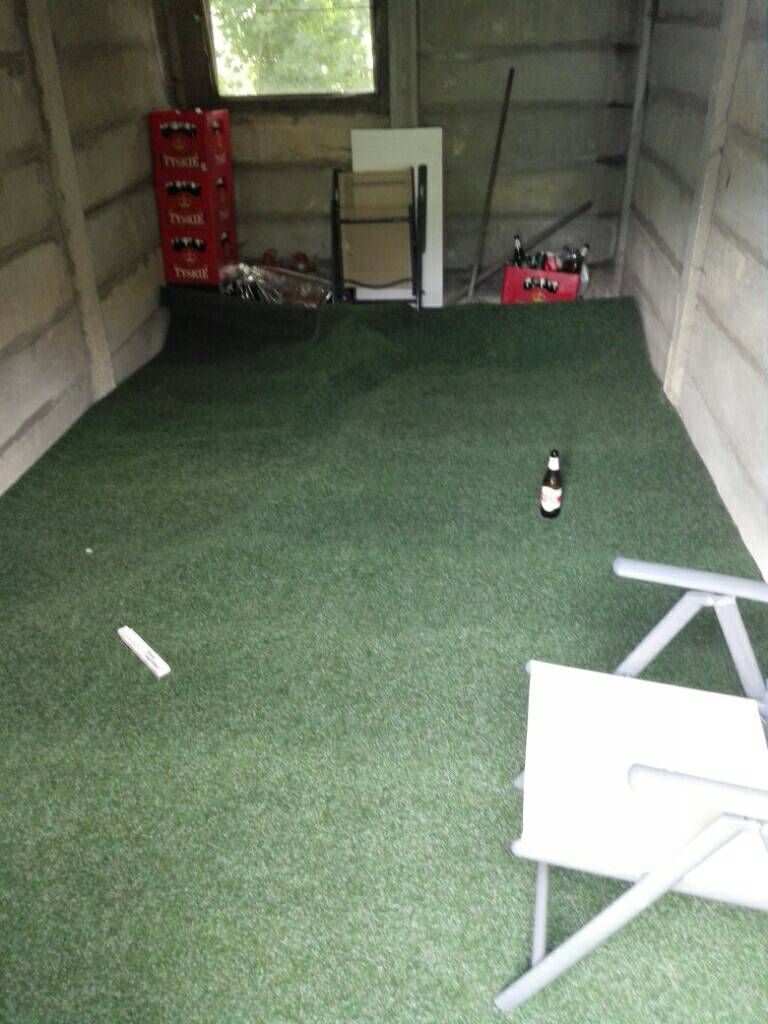 Mein Tipo bekommt Teppich in der Garage