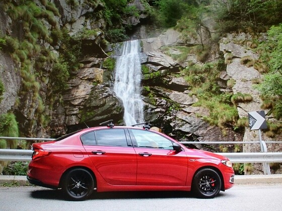 Roter Teufel mit Dusche