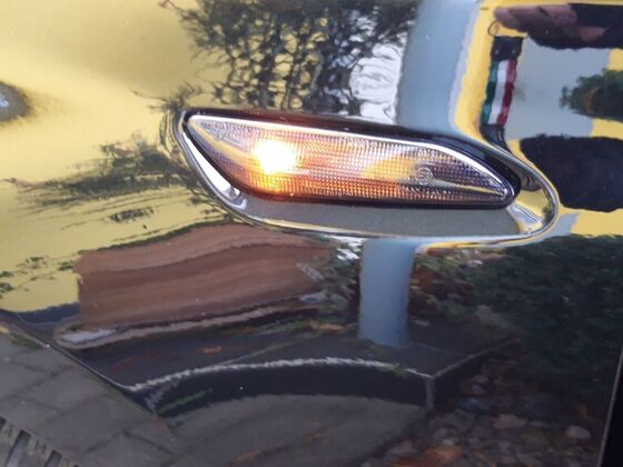 Schwarze Seitenblinker