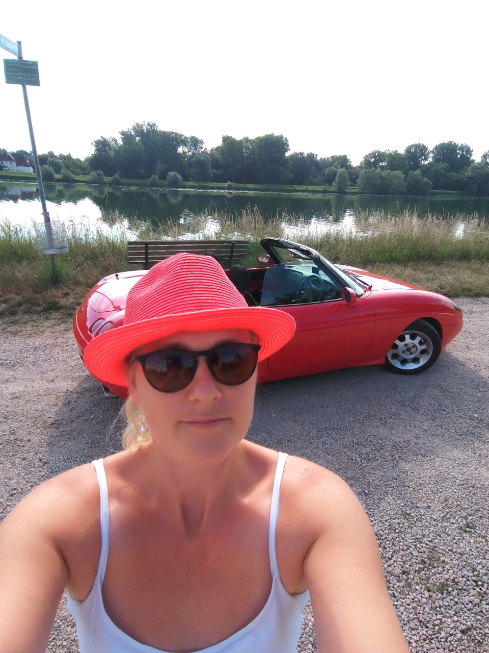 Frau mit Boot am Rhein