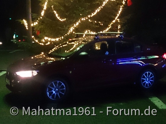 Tipo vor Weihnachtsbaum