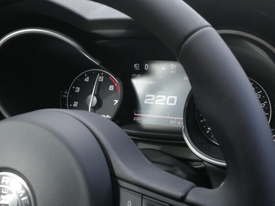 Stelvio auf der Autobahn getestet