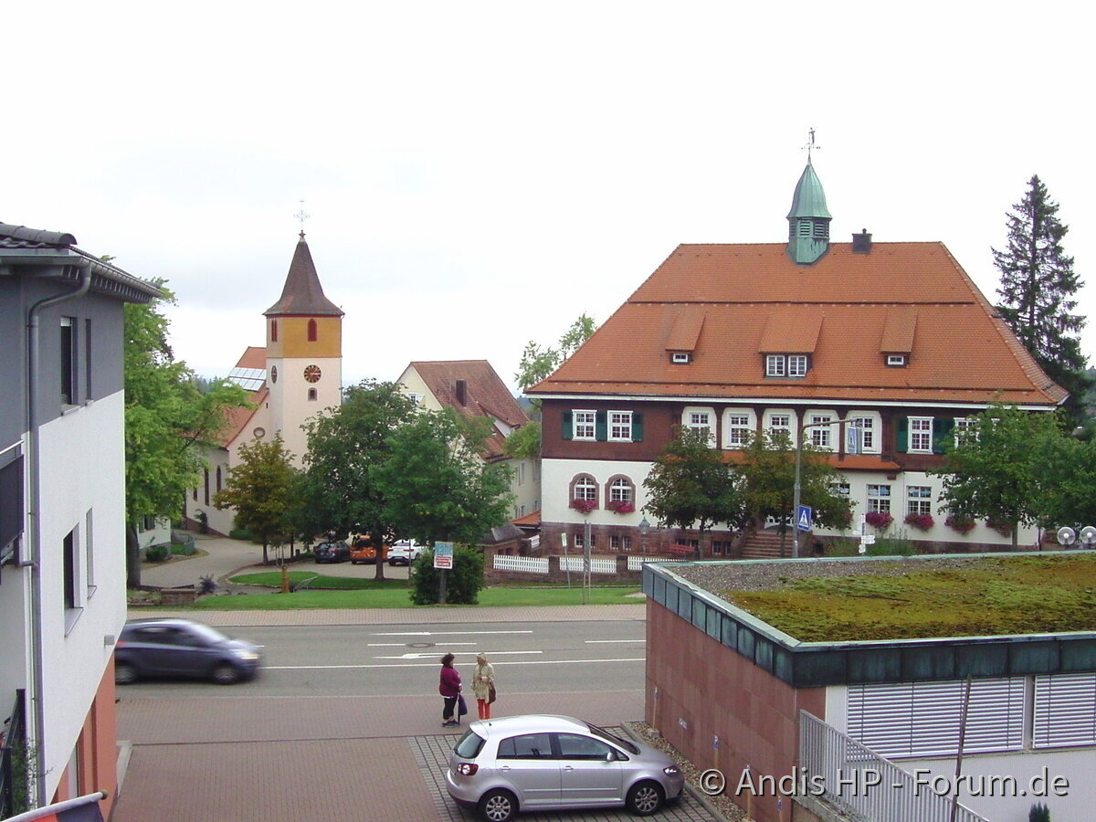 Blick vom Balkon auf die Hauptstrasse von Dobel