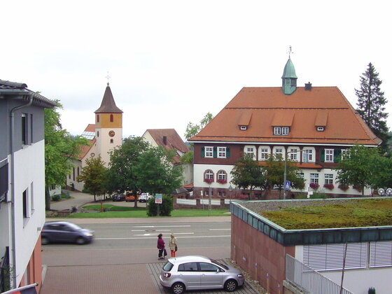 Blick vom Balkon auf die Hauptstrasse von Dobel