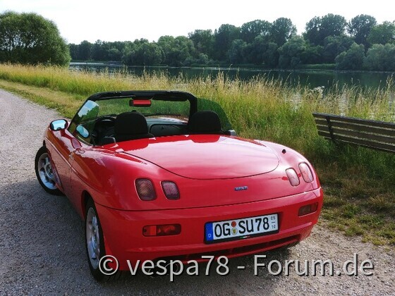 Frau mit Boot am Rhein