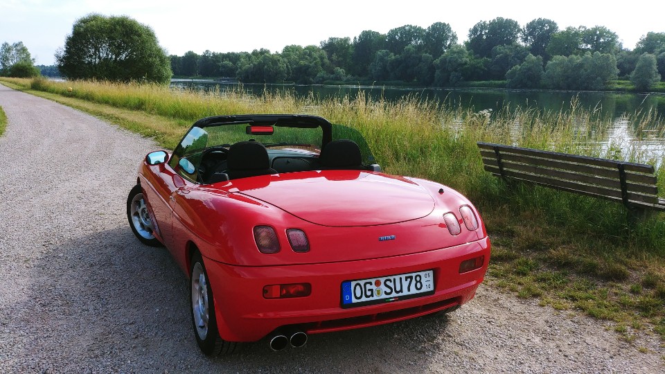 Frau mit Boot am Rhein