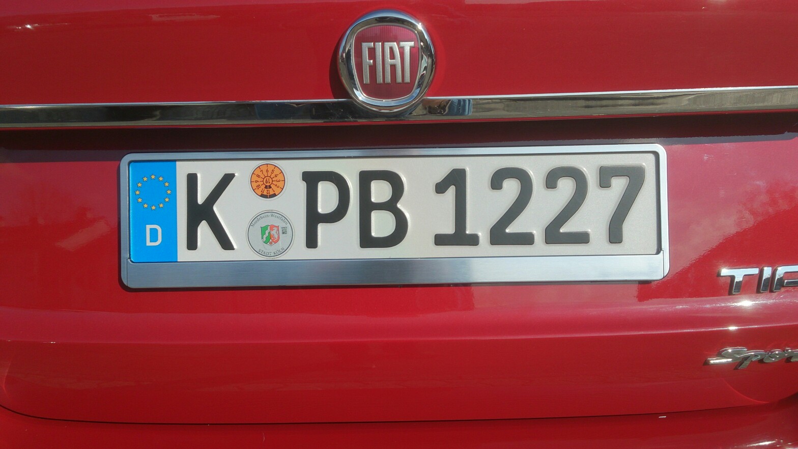 Silbern umrahmte Kennzeichen