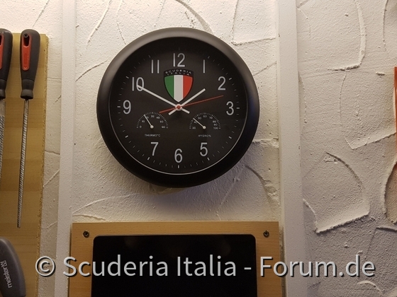 Mebus Wanduhr umgebaut und umlackiert zur Italo Fan Uhr für meine Werkstatt