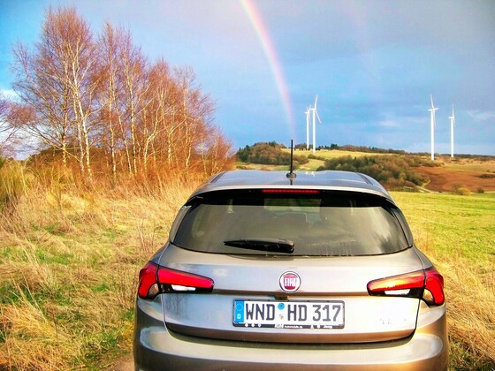 ...und Tipo fuhr zum Regenbogen bei den großen Windmühlen.