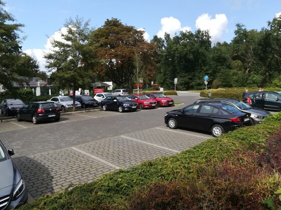 Vereint auf dem Parkplatz vor dem Lokal, wo es die leckere Currywurst gab, Gerd sein Dank.
