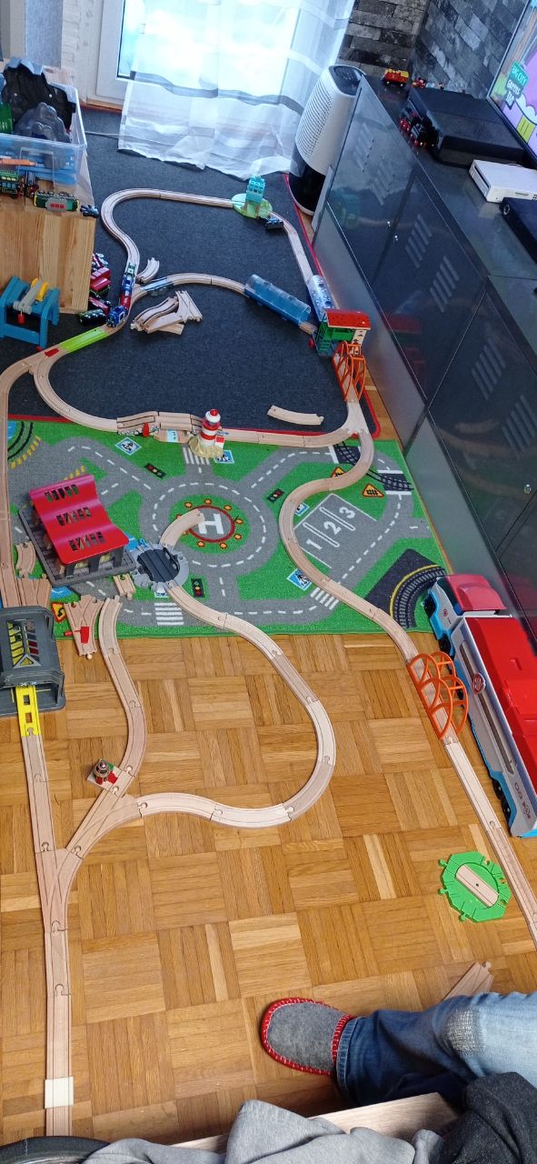 Das passiert wenn Papa mit Söhnchens Holzeisenbahn spielt