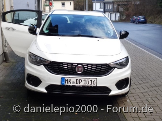 Fiat Tipo Frontlippe und Außenspiegel foliert