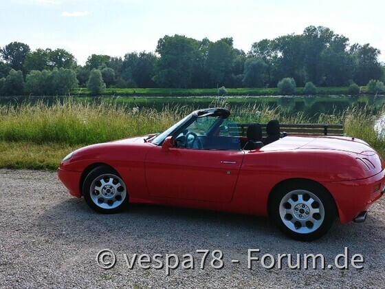 Frau mit Boot am Rhein