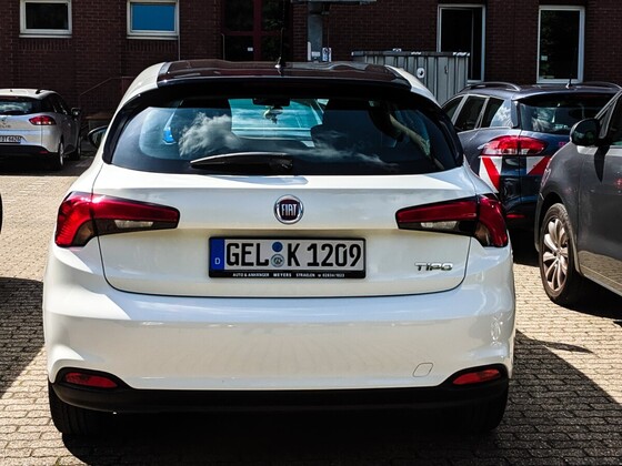 Tipo Black and White