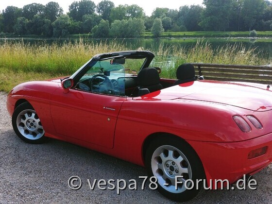 Frau mit Boot am Rhein