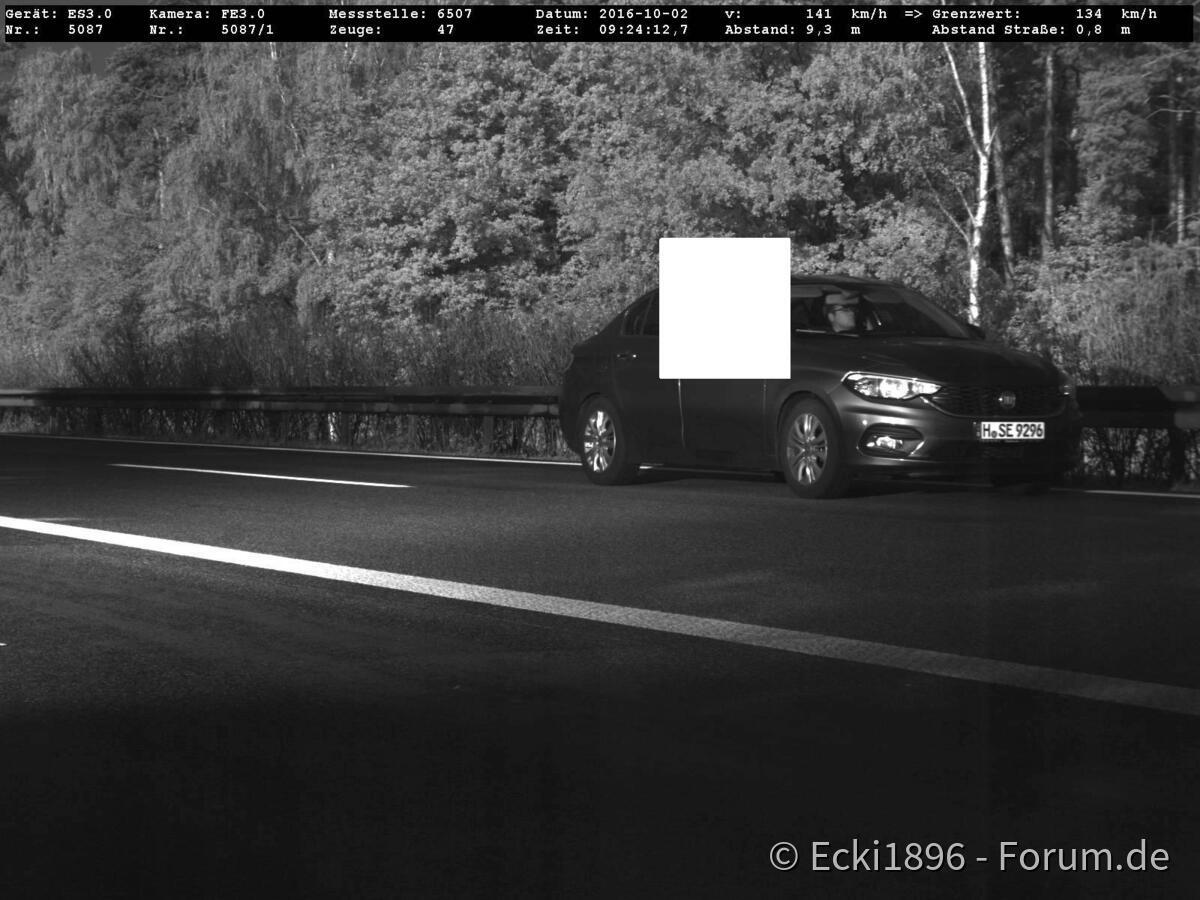 Ups...zu schnell...aber bestimmt das hübscheste Auto auf dem Film