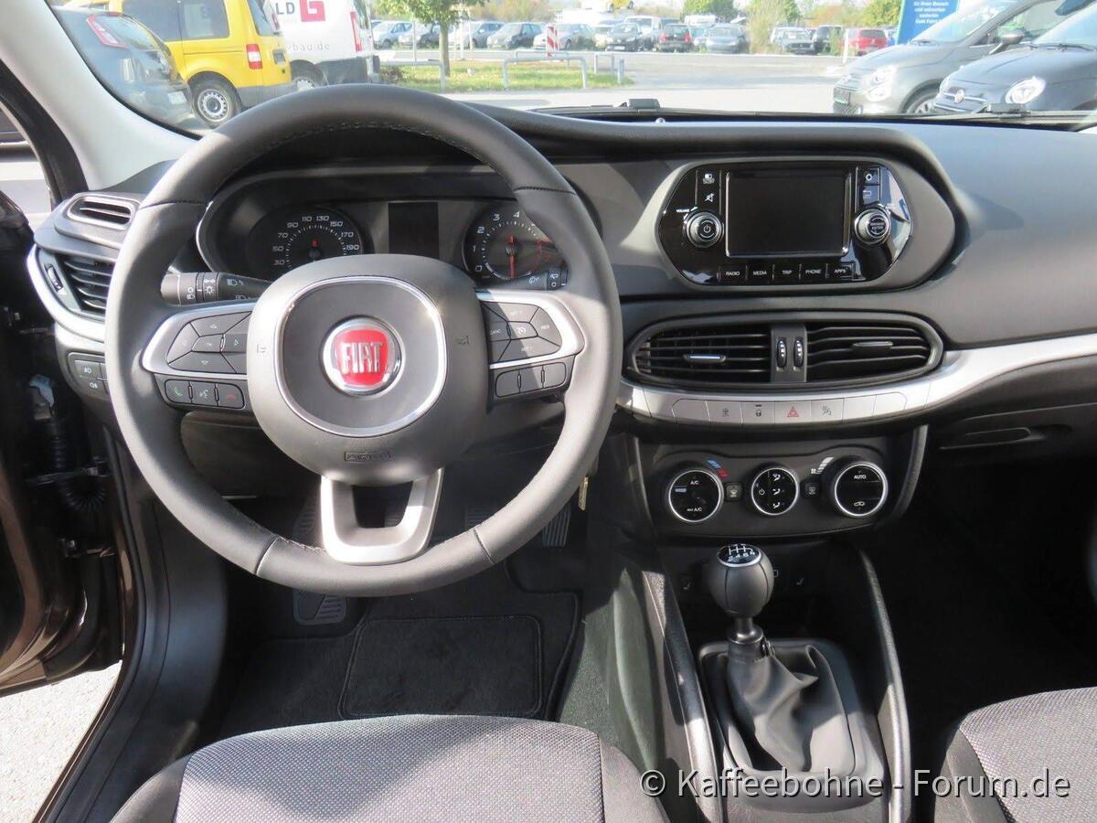 Ein aufgeräumtes Cockpit mit einem besonders gelungenem Lenkrad - ich liebe es!