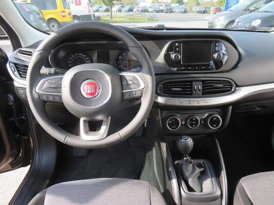 Ein aufgeräumtes Cockpit mit einem besonders gelungenem Lenkrad - ich liebe es!