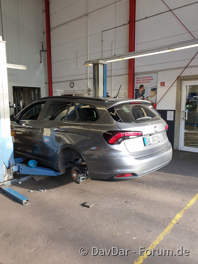 Vredestein 225/45 R17 94Y Quatrac PRO XL FSL​ werden montiert.