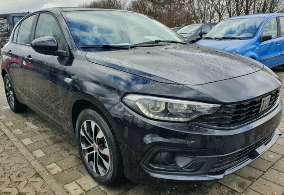 City Life mit verschlossenen NSW von rechts.