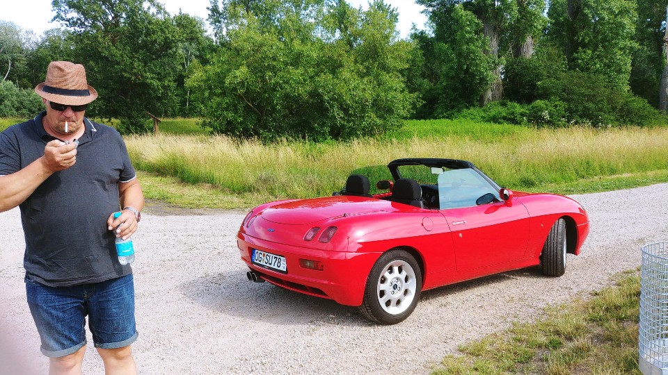 Frau mit Boot am Rhein