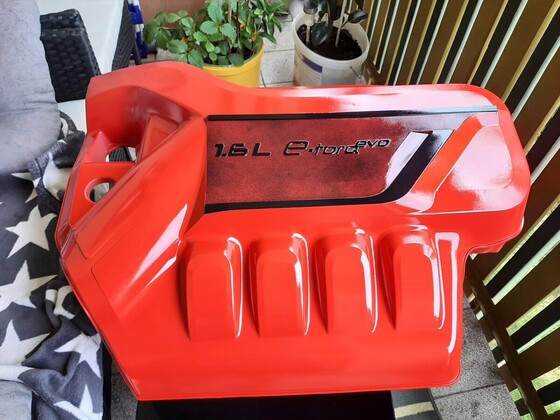 Motorabdeckung verfeinern.