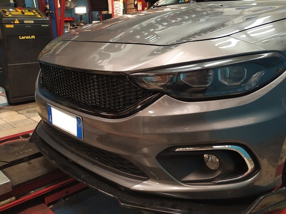 Eben entdeckt. Auch eine geile Variante eines cleanen Kühlergrill.