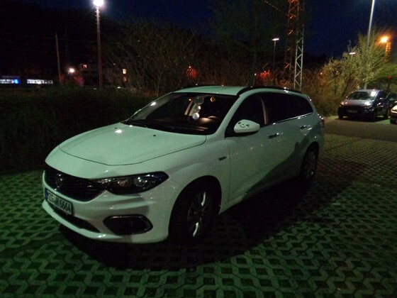 Nachts auf einem Parkplatz